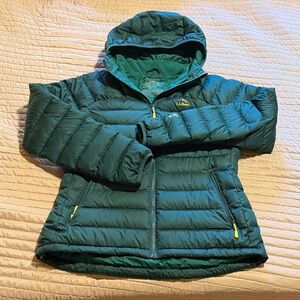 L.L. Bean women’s size medium Hooded Puffer Jacket- 650 fill